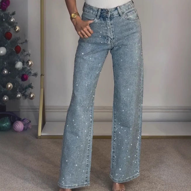 Pantalon taille haute coupe droite porté par une femme