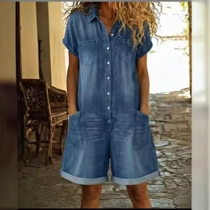 Détail des poches et de la ceinture mi-taille de la combishort en jean