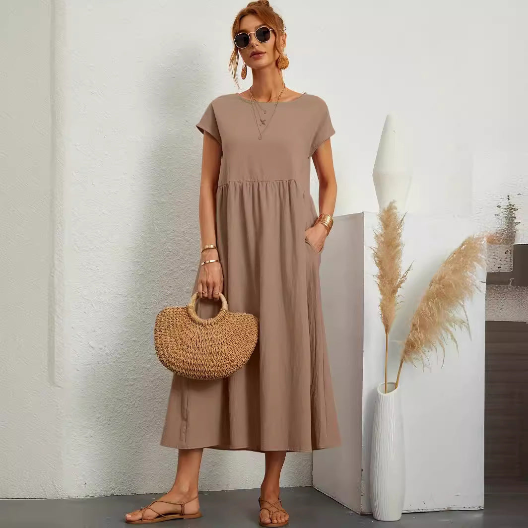 Robe femme en coton portée avec des accessoires simples